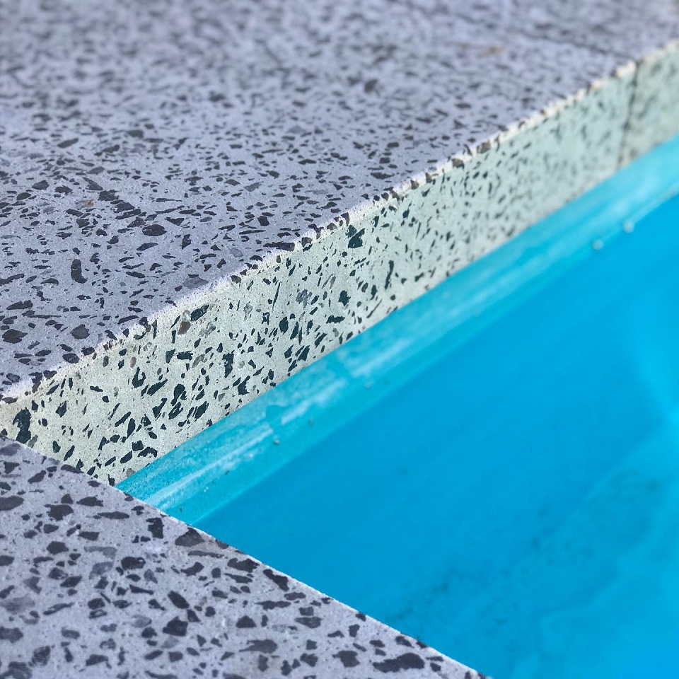 Góc cạnh thành hồ bơi terrazzo được bo tròn kỹ càng (Ánh sưu tầm)