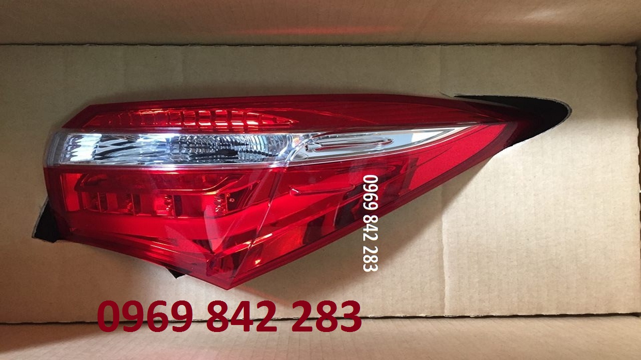 Đèn Hậu Ngoài Toyota Corolla Altis 2015