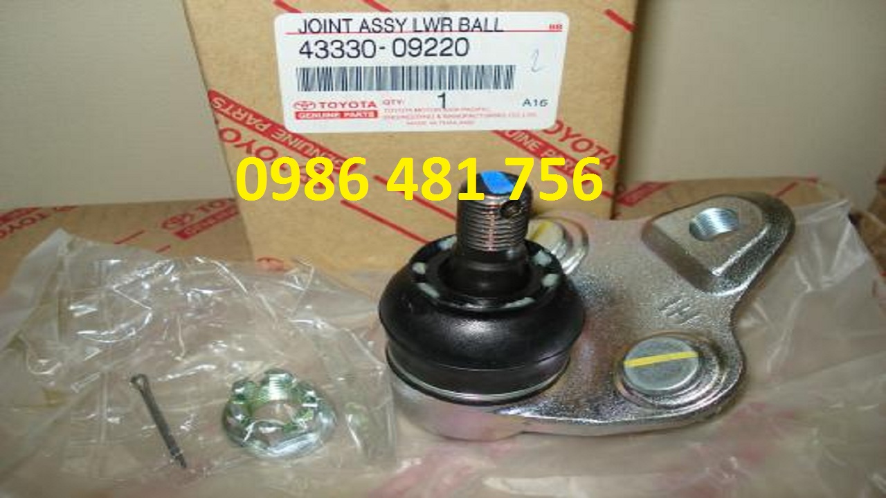 Rotuyn đứng dưới Toyota Corolla