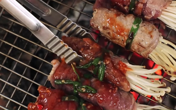 Thịt bò cuộn nấm kim châm