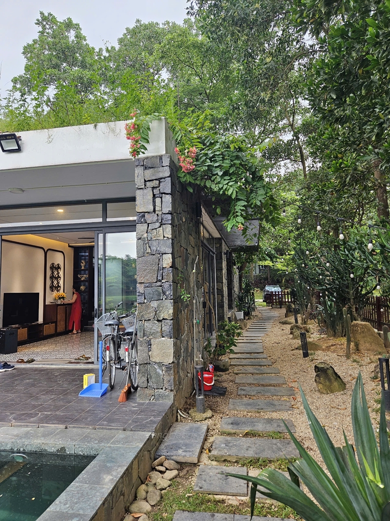 Bà chủ biệt thự Flamingo lên kiểm tra, chăm cây và dọn đẹp để gửi bán