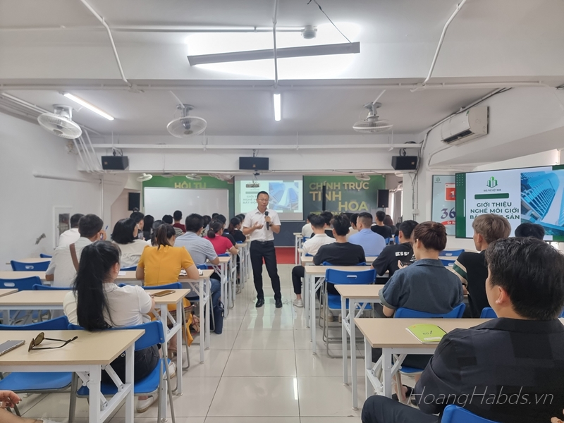 Hoàng Hà đang đào tạo về nghề môi giới BĐS tại phòng đào tạo Tập Đoàn Nhà Phố Việt Nam.