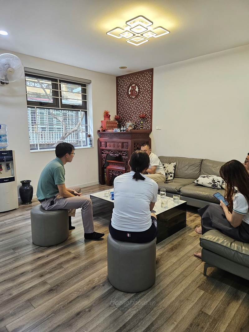 Môi giới là trung gian, là cầu nối quan trọng trong một thương vụ giao dịch bất động sản.