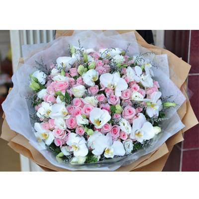 Bó hoa tặng người yêu - Khi yêu thương nằm trong những cánh hoa xinh xắn