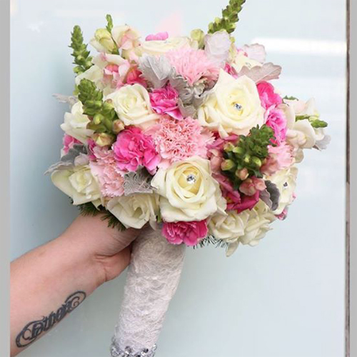 Hoa cầm tay được thiết kế bằng hoa hồng. Cho tình yêu đôi lứa dâng trào