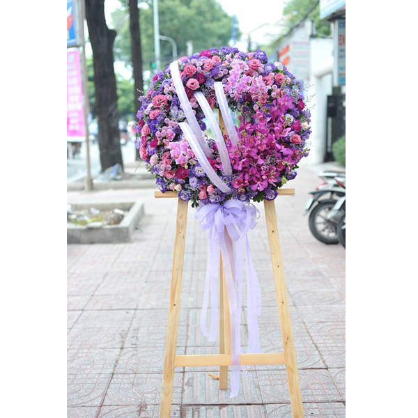  Vòng hoa tang "An lành" - Mẫu hoa trang nghiêm cho ngày tang lễ 