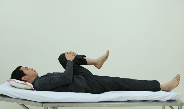 Các bài tập trị bệnh cột sống lưng và cổ tại nhà như thế nào