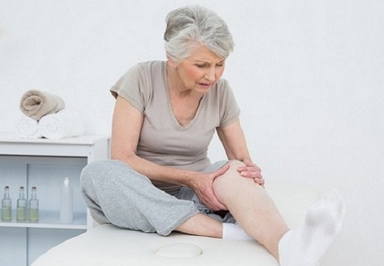 Cách chữa đau đầu gối ở người già an toàn hiệu quả