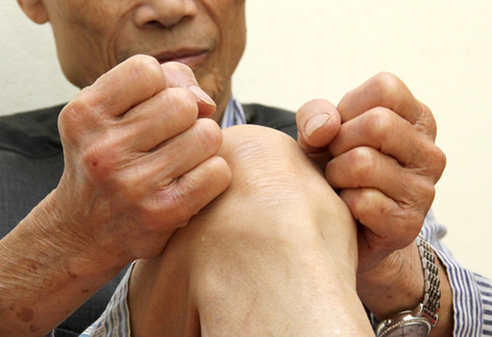 Cách chữa đau đầu gối ở người già an toàn hiệu quả