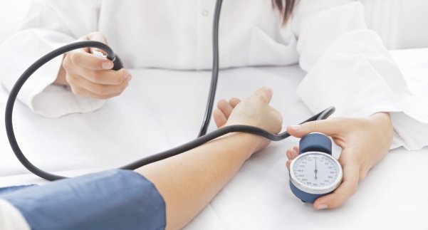 Cách hạ huyết áp tại nhà an toàn hiệu quả