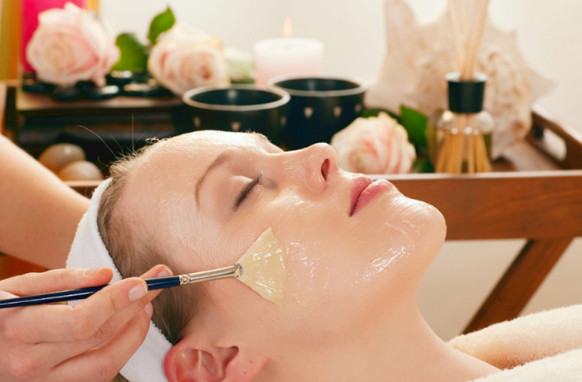 Nên đắp mặt sữa ong chúa trong bao lâu