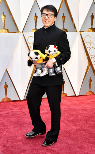 Thành Long và mascot gấu trúc tại Oscar 2017