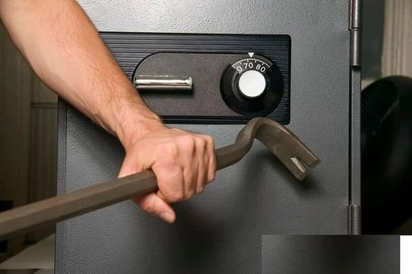 Dùng búa để mở két khi quên chìa khoá là một cách hay mà bạn có thể áp dụng