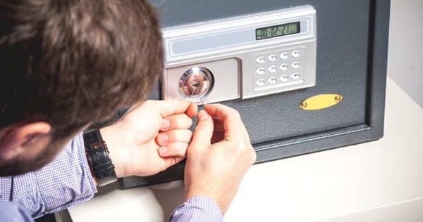 Gọi thợ đến sửa khi bị mất chìa khóa két sắt