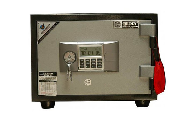 Thao tác mở két kết hợp giữa bấm mã số và chìa khoá chính