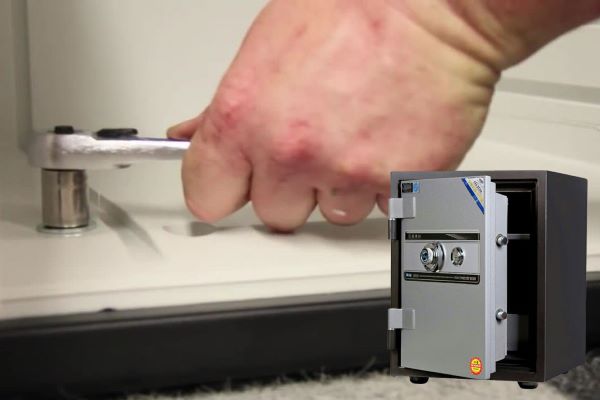 Bu lông cần được siết chặt để két sắt và mặt sàn cố định an toàn