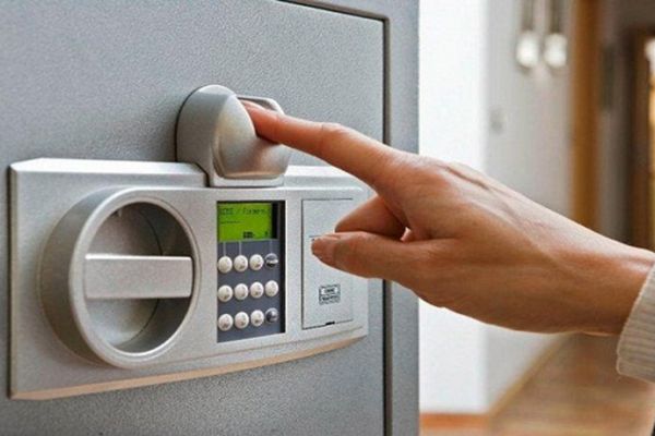 Thường xuyên dọn dẹp và lau chùi két sắt để kích hoạt tài lộc cho két sắt