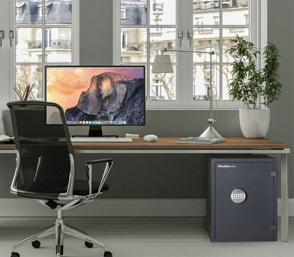 Đặt két sắt gần bàn làm việc giúp tăng tài lộc, dễ dàng quản lý