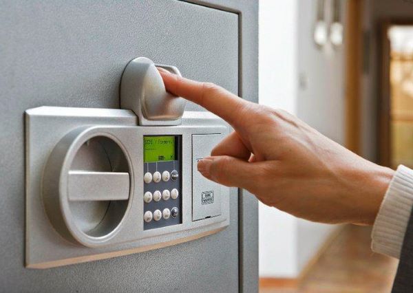 Nhấn nút reset để xử lý sự cố quên mật khẩu két sắt điện tử