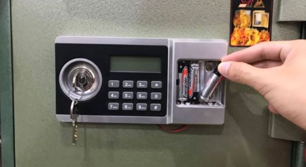 Hết pin là sự cố khá phổ biến khi sử dụng két sắt điện tử