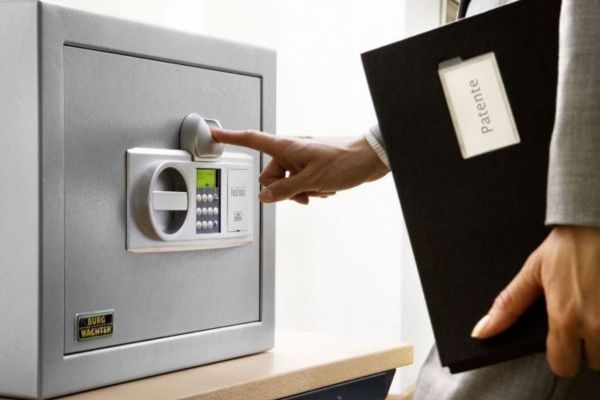 Tủ thông tin bảo vệ dữ liệu khỏi cháy, ẩm và nhiễm từ, khác với két sắt chỉ chống trộm và cháy