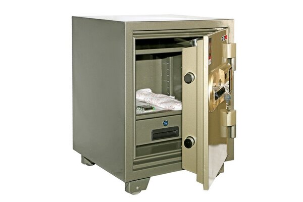 Vệ sinh định kỳ cả bên trong lẫn bên ngoài két để tăng tuổi thọ két sắt