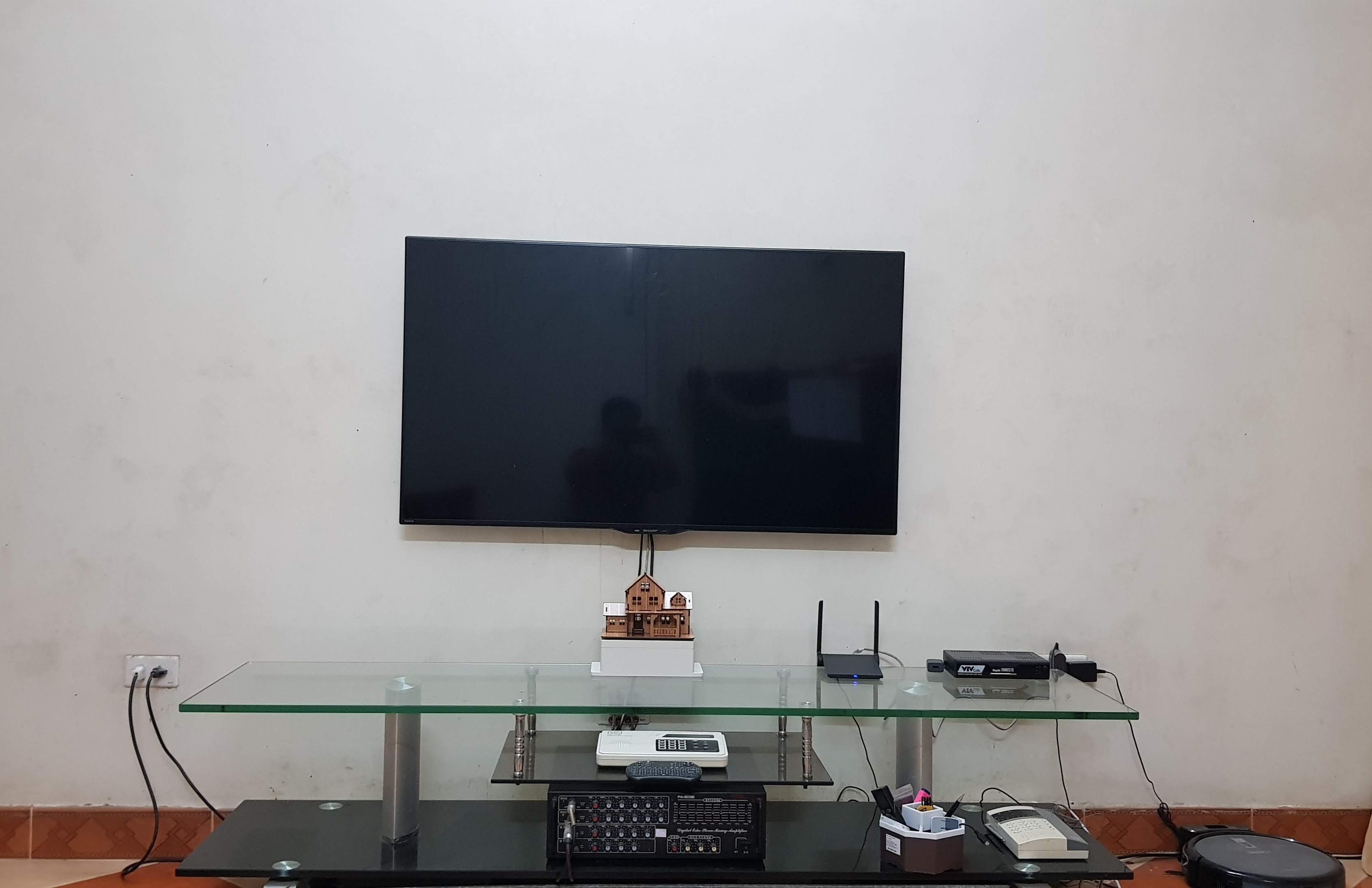 Hộp điều khiển đặt dưới mô hình ngôi nhà