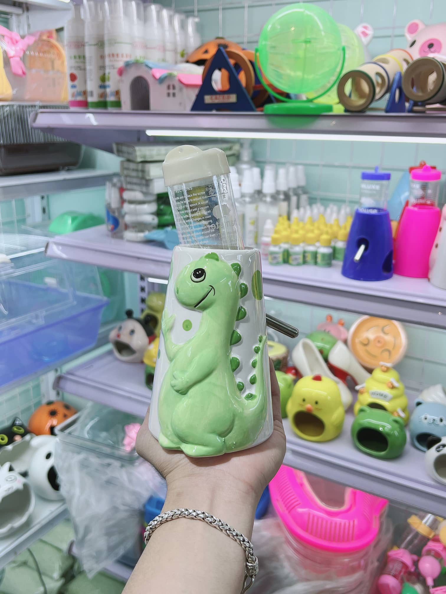 Đế bình nước khủng long xanh cho hamster
