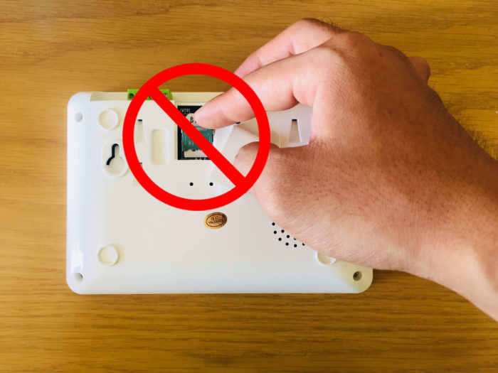 Không tháo sim ra khỏi hệ thống điều khiên trung tâm của bộ thiết bị