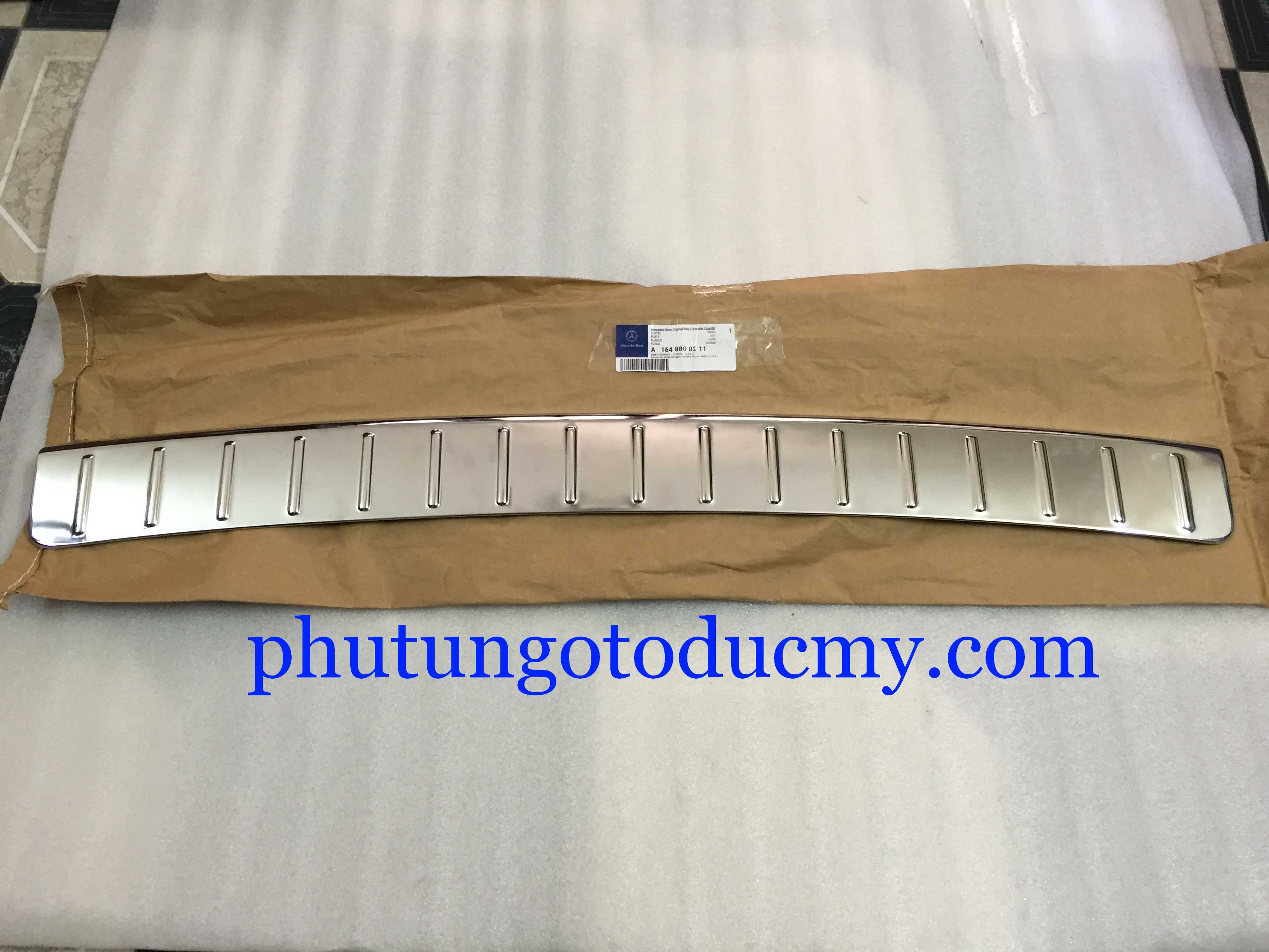 Phụ tùng ô tô chính hãng, phụ tùng ô tô Mercedes, Phụ tùng ô tô BMW, phụ tùng chính hãng audi, ducmy, Phutungotoducmy.com, phụ tùng Oem, porsche, cadillac, acura, Lexus, Land rover, volkwagen, rolls royce, chrysler. các loại lọc dầu, lọc gió, lọc xăng, càng A, càng I, đèn pha, đèn hậu, má phanh, đĩa phanh, giảm xóc, rotuyn, , logo bánh xe, các loại cảm biến, Phụ tùng ô tô rẻ nhất, phụ tùng ô tô giá tốt nhất Hà Nội, Sài Gòn, Ốp khoang hành lý Mercedes GL450,GL550 - A1648800211