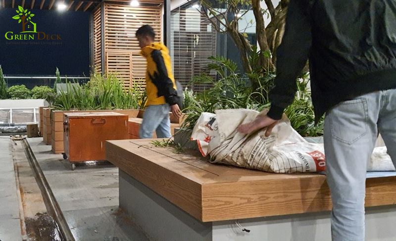 thi công gỗ ốp bồn hoa ngoài trời