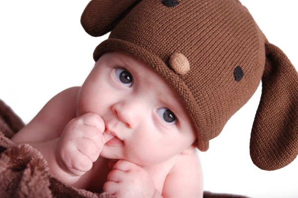 Trẻ mút ngón tay có thể gây ra tình trạng răng lệch lạc, khấp khểnh