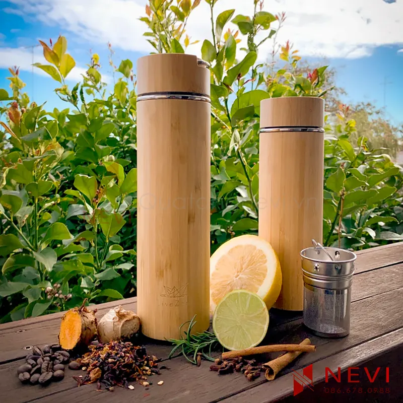 bình giữ nhiệt vỏ tre sử dụng pha nước trà thảo dược hàng ngày, rất tốt cho sức khỏe, cung cấp bởi Quà tặng Nevi
