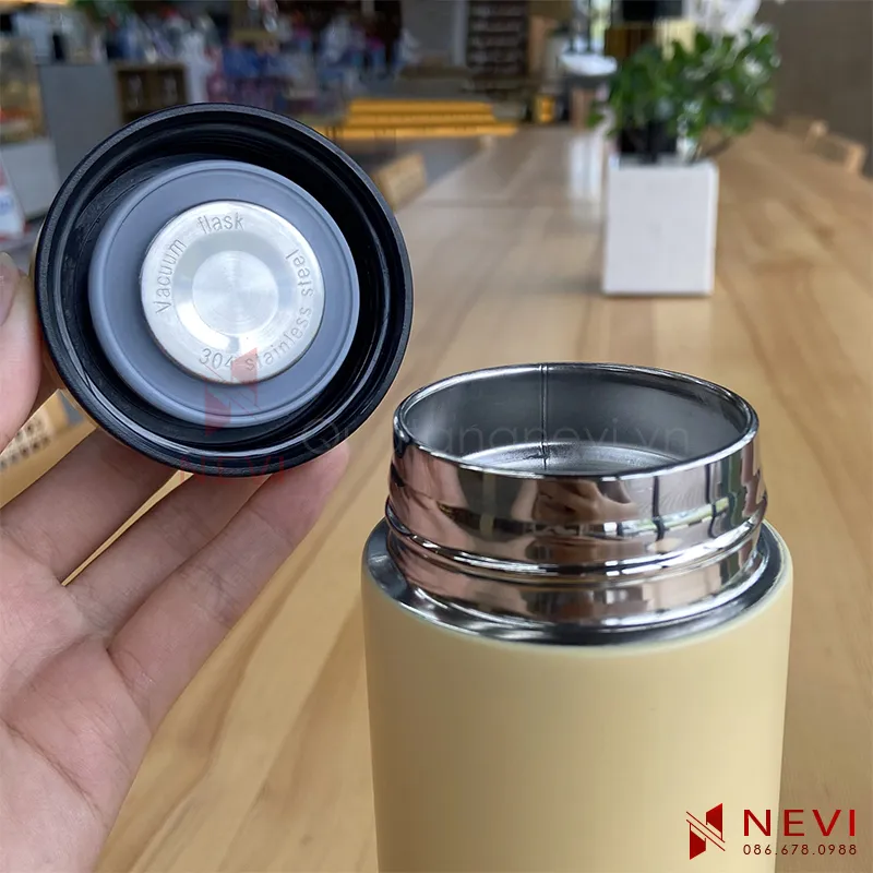 bình giữ nhiệt có chức năng cảnh báo nhiệt độ, có cấu tạo zoăng silicon tháo rời rất kín khít, cung cấp bởi Quà tặng Nevi