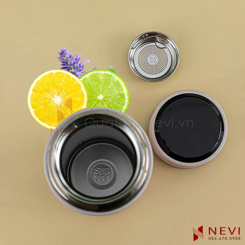 bình giữ nhiệt ngoài tính năng cảnh báo nhiệt độ thông minh, còn có lưới lọc trà inox 304 rất hữu ích, cung cấp bởi Quà tặng Nevi