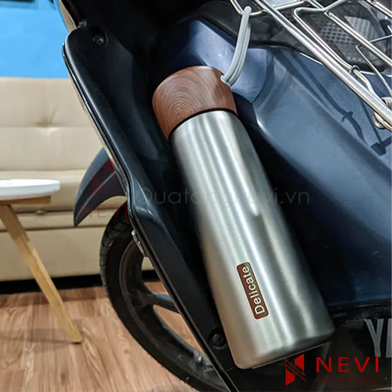 bình giữ nhiệt có quai dây silicon chắc chắn, treo móc tiện lợi mang theo khi di chuyển, cung cấp bởi Quà tặng Nevi