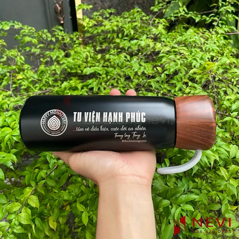bình giữ nhiệt nắp nhựa vân gỗ được in ấn logo tùy chỉnh làm quà tặng doanh nghiệp rất đẹp, cung cấp bởi Quà tặng Nevi