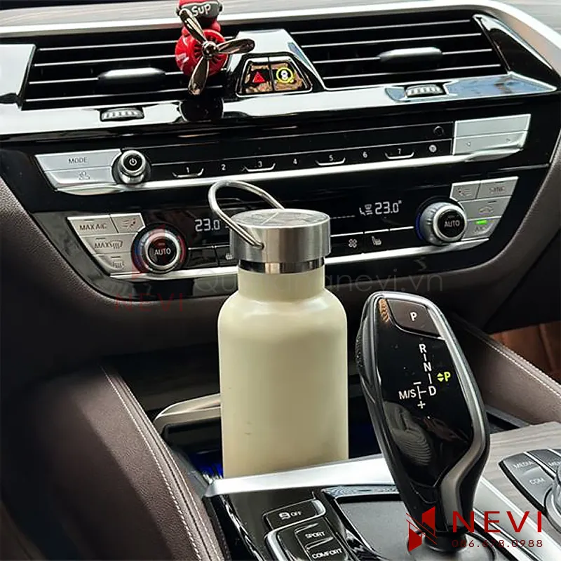 bình giữ nhiệt có quai xách được thiết kế nhỏ gọn, tiện lợi, có kích thước phù hợp với giá để cốc trên xe hơi, cung cấp bởi Quà tặng Nevi