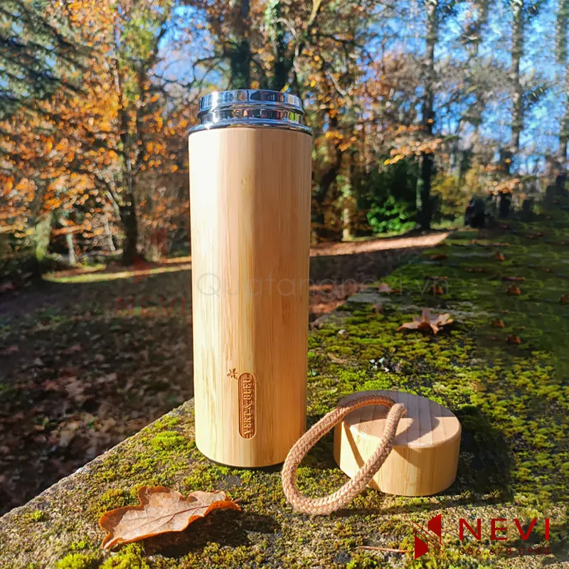 bình nước vỏ tre giữ nhiệt nóng lạnh, có quai xách dây dù tiện lợi dã ngoại cung cấp bởi Quà tặng Nevi