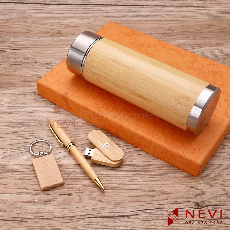 bộ quà tặng sang trọng bao gồm bình giữ nhiệt vỏ tre hiển thị nhiệt độ và bút, usb, móc khóa bằng gỗ cung cấp bởi Quà tặng Nevi