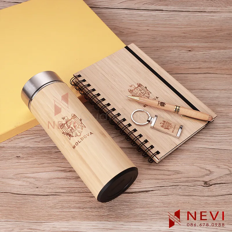bộ quà tặng văn phòng gồm bình giữ nhiệt vỏ tre hiển thị nhiệt độ, bút ký, sổ tay và usb bằng gỗ cung cấp bởi Quà tặng Nevi