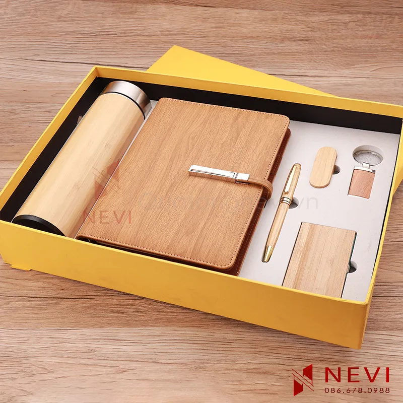 bộ quà tặng 6 món đẳng cấp gồm bình nước vỏ tre hiển thị nhiệt độ, sổ tay, bút ký, hộp name card, usb, móc khóa bằng gỗ cung cấp bởi Quà tặng Nevi