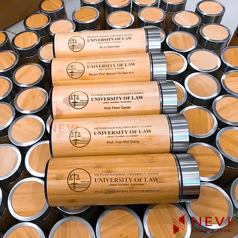 Quà tặng Nevi cung cấp số lượng lớn bình giữ nhiệt vỏ tre có in khắc hình ảnh, dòng chữ, logo sắc nét lên thân bình