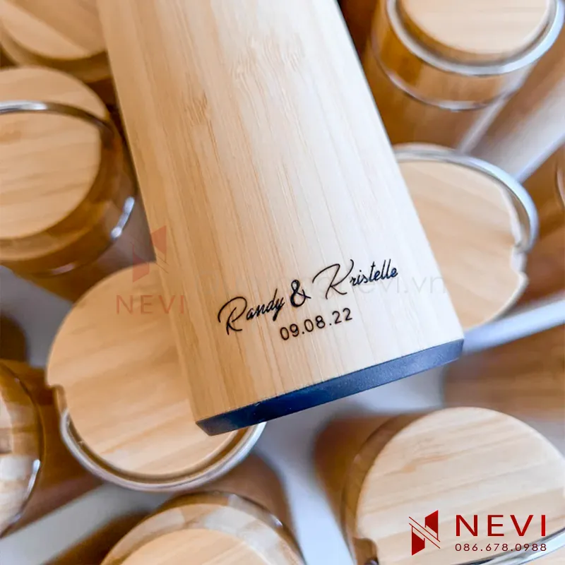 dịch vụ in khắc logo, thông điệp, lời chúc lên bình giữ nhiệt vỏ tre sắc nét, cung cấp bởi Quà tặng Nevi