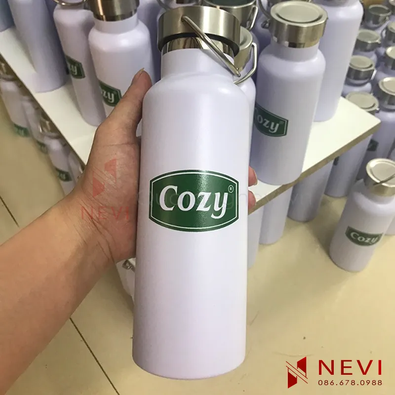 dịch vụ in ấn logo, hình, thương hiệu lên bình giữ nhiệt có quai xách làm quà tặng doanh nghiệp, đối tác, nhân viên, cung cấp bởi Quà tặng Nevi