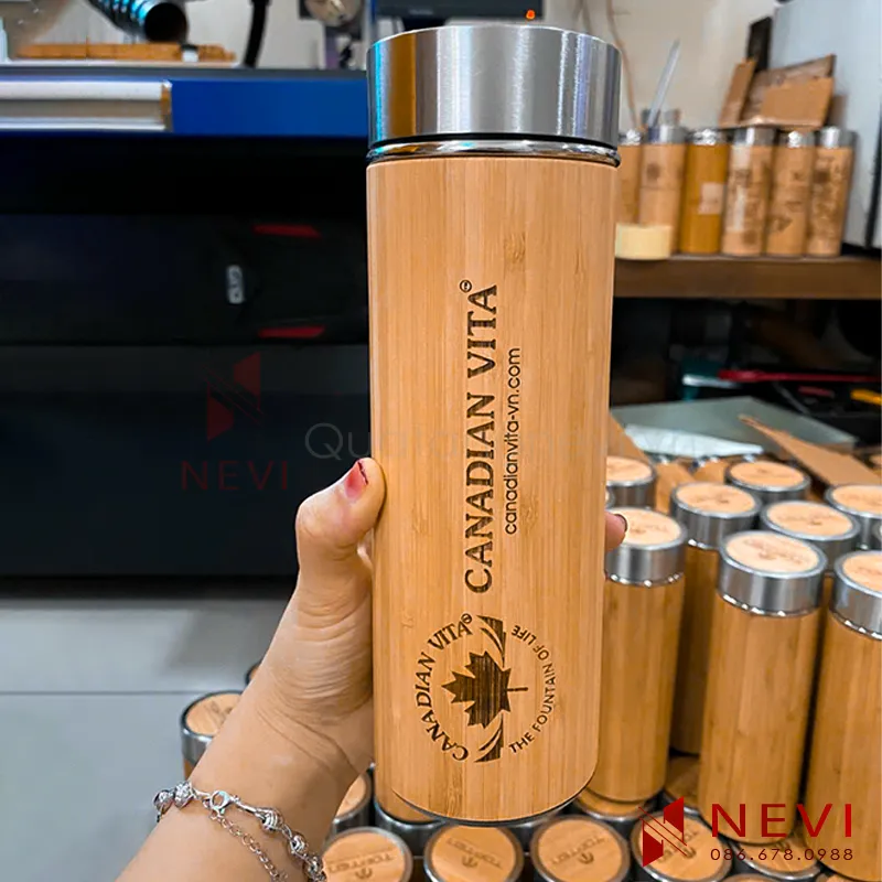 bình giữ nhiệt bằng tre được in, khắc hình, logo công ty, hãng...lên thân bình làm quà tặng cung cấp bởi Quà tặng Nevi