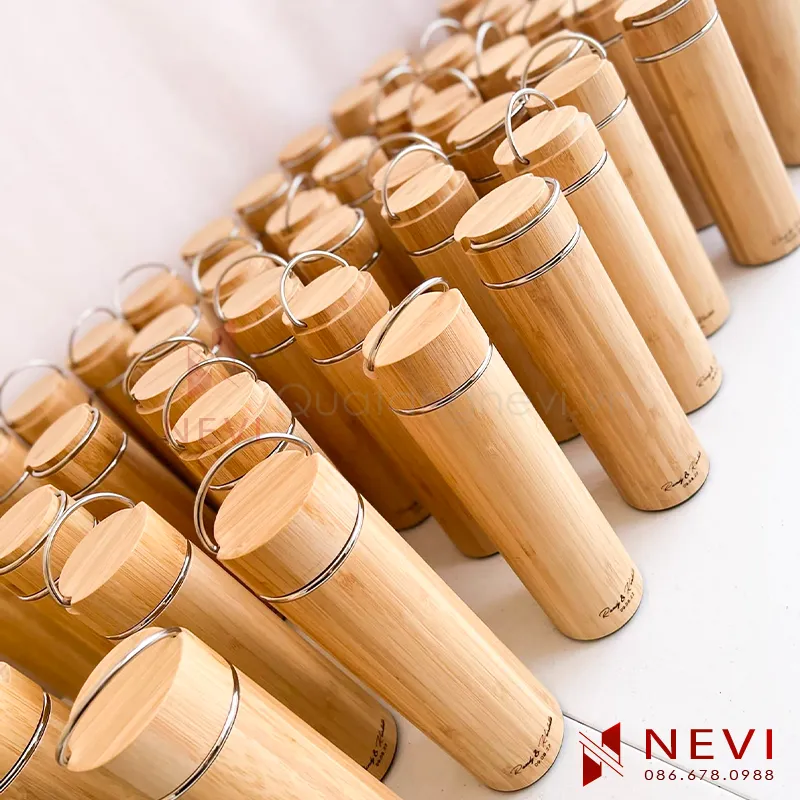 quà tặng bình giữ nhiệt vỏ tre in khắc logo theo yêu cầu, cung cấp số lượng lớn toàn quốc bởi Quà tặng Nevi