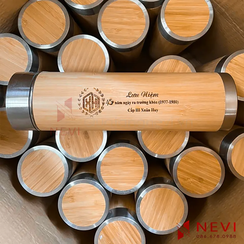 dịch vụ in khắc dòng chữ, thông điệp lên thân bình giữ nhiệt vỏ tre làm quà tặng lưu niệm, cung cấp bởi Quà tặng Nevi