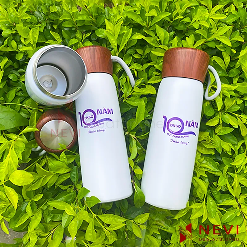 Quà tặng Nevi cung cấp bình giữ nhiệt nắp nhựa vân gỗ in ấn sắc nét làm quà tặng tri ân, lễ kỷ niệm