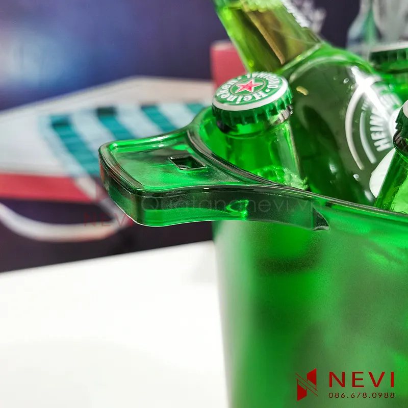 xô đá có chỗ mở nắp chai